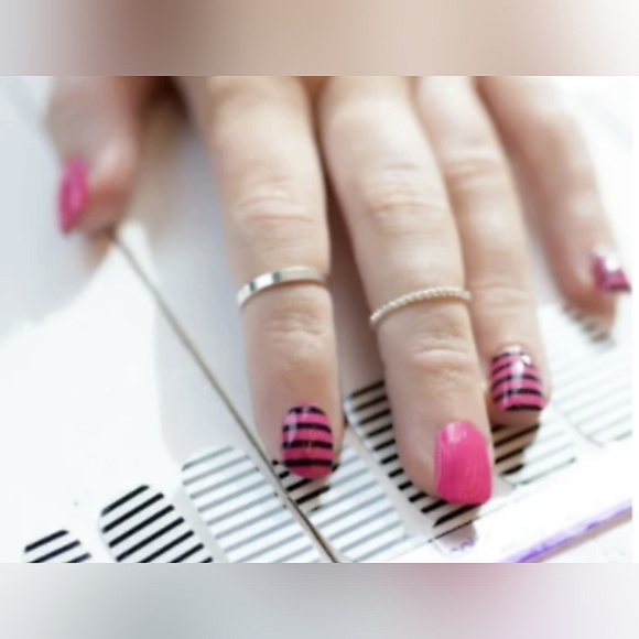 Last Chance! COLOR STREET Lines Clear Stripped Design Nail Polish Strips - Picture 4 of 9